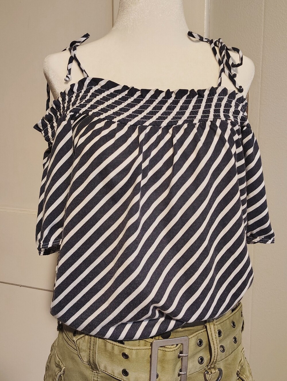 Y2K Vintage Energie Blue White Stripe Cold Shoulder Tee With Bow Detail Sz Small